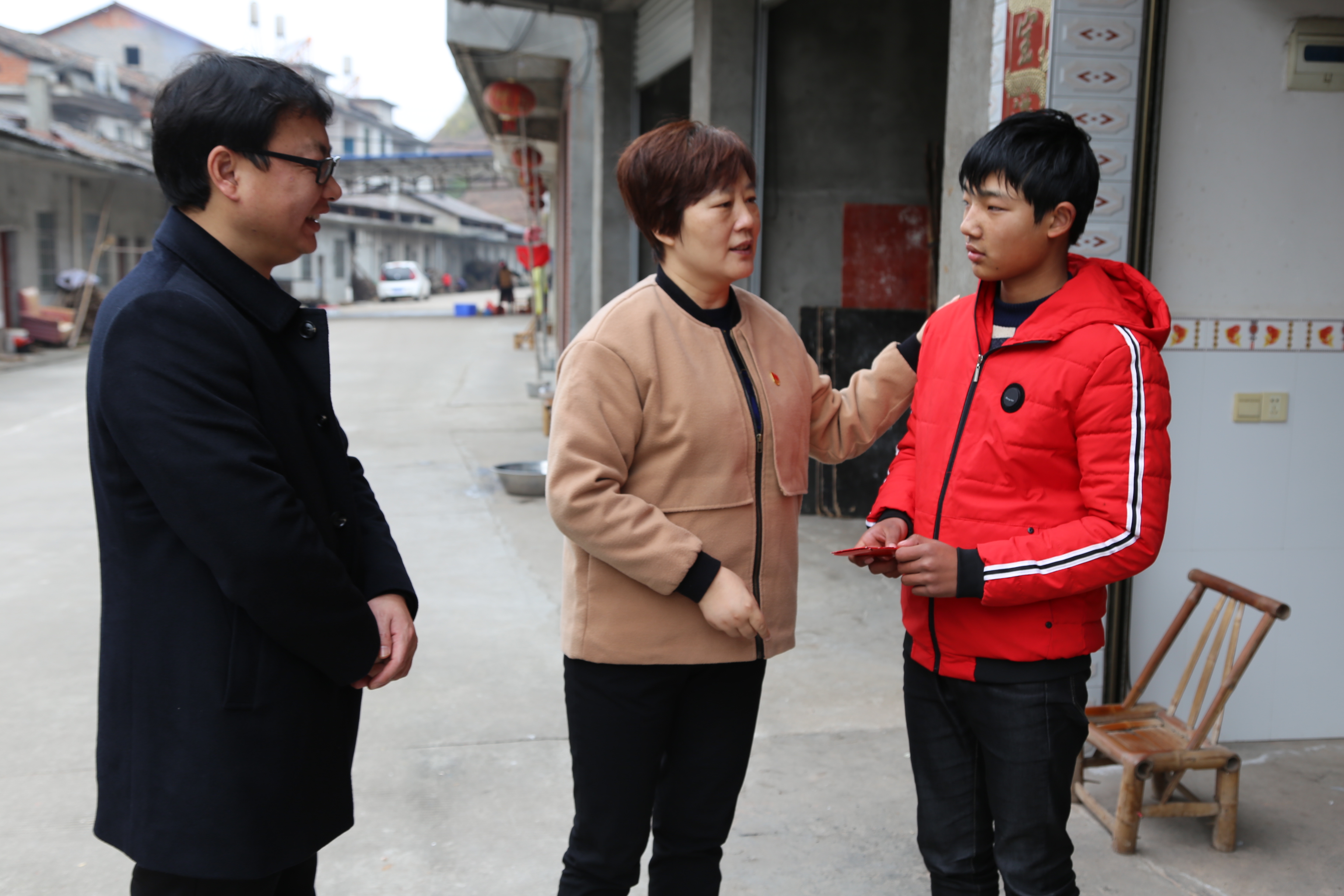 "带着真心与祝福,王小凤检察长与贫困户黄金根亲切交谈,详细了解他们